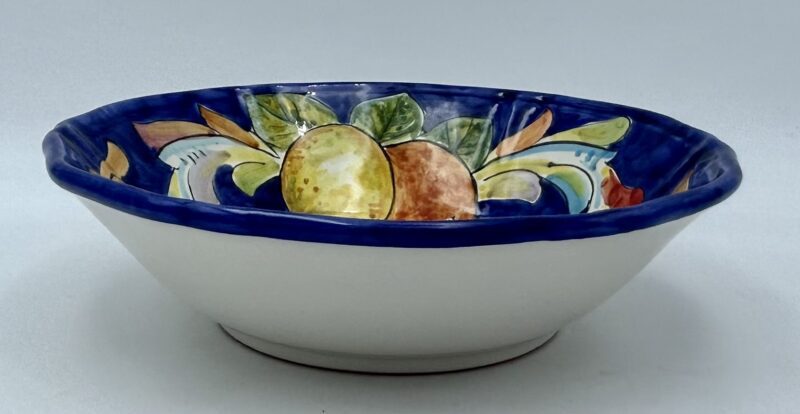 Insalatiera tonda cm.25 Barocco con frutta fondo blu - immagine 2