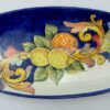 Ovale a punta  Barocco con Frutta fondo blu