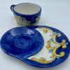 Tazza latte con piatto porta biscotti Decoro barocchetto fondo blu - immagine 2