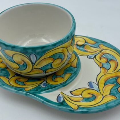 Tazza latte con piatto porta biscotti Decoro barocco fondo verde ramino