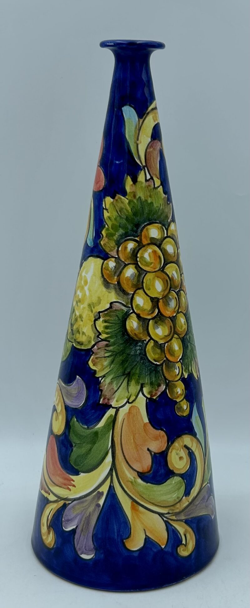 Bottiglia conica cm.30 Decoro Barocco con frutta fondo blu