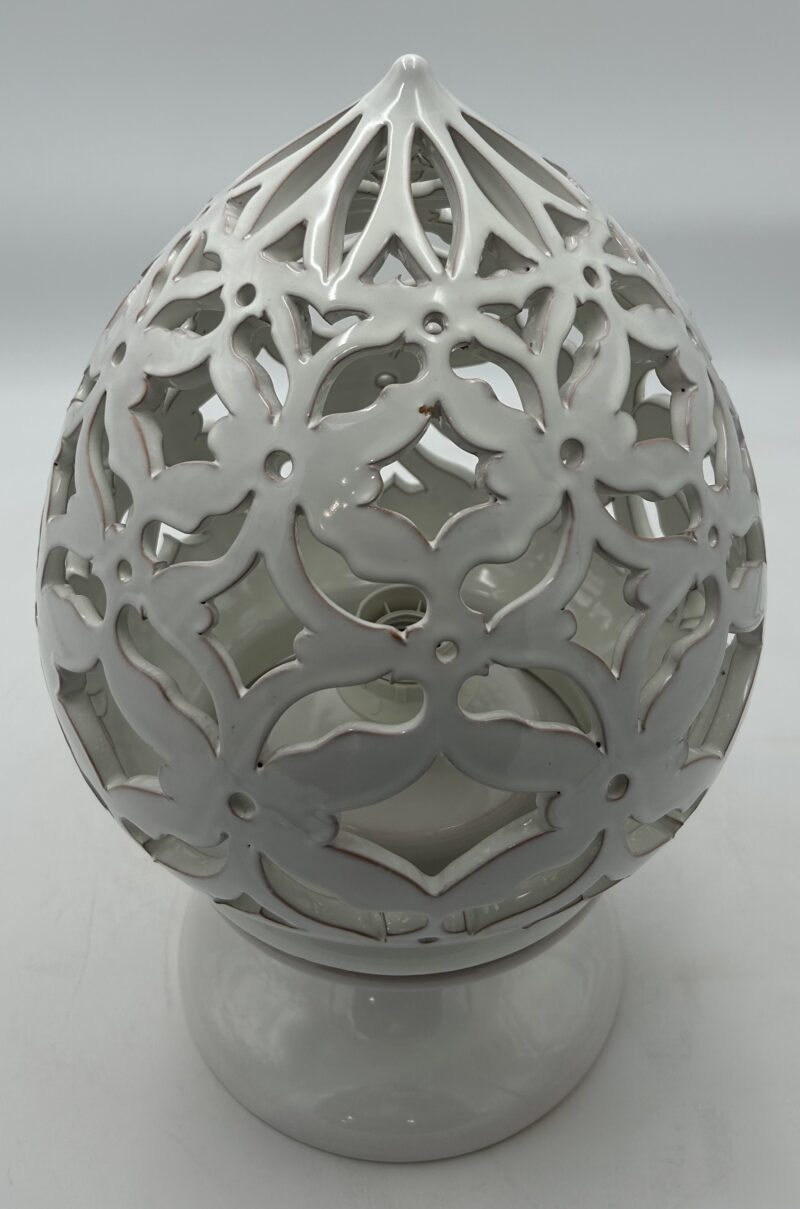 Lampada Pigna traforata h.40 cm. Bianco Vietri - immagine 2